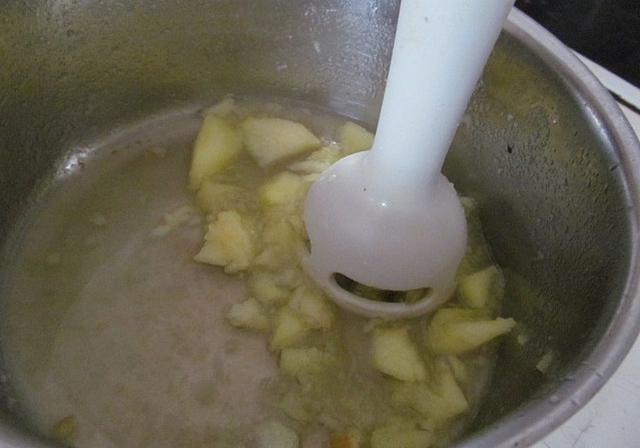 Vame pro koky: recept na Plamnkv narozeninov dortk - Uvaen jablko rozmixujeme